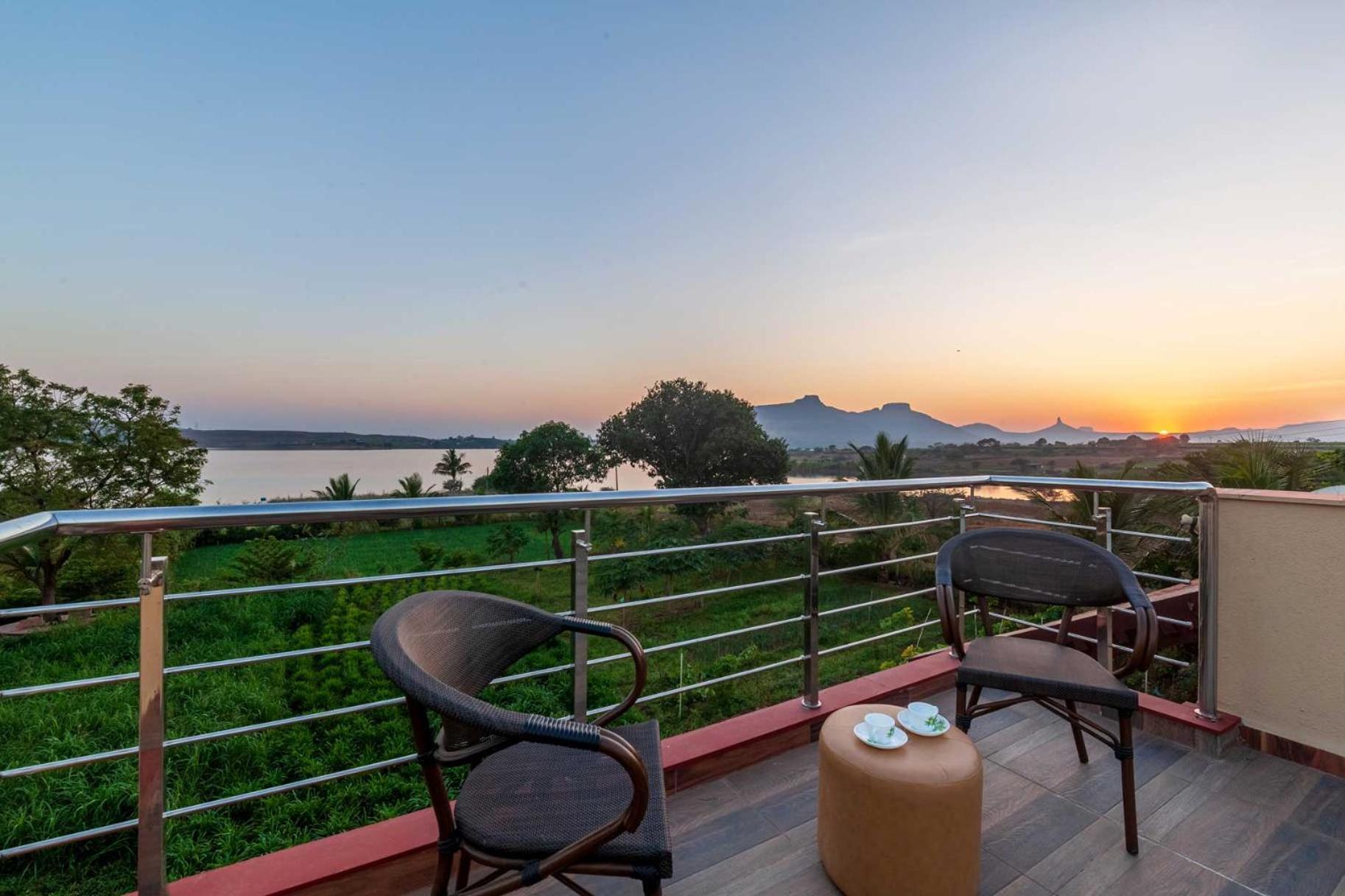 Luna Villa By Stayvista - Lakeside Charm With Terrace, Lush Lawn & Modern Decor Nashik Εξωτερικό φωτογραφία