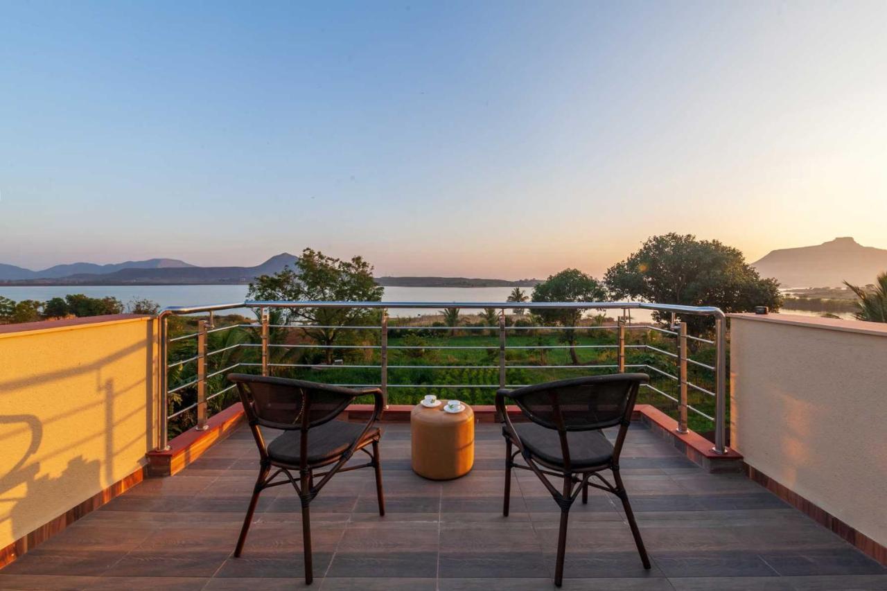 Luna Villa By Stayvista - Lakeside Charm With Terrace, Lush Lawn & Modern Decor Nashik Εξωτερικό φωτογραφία