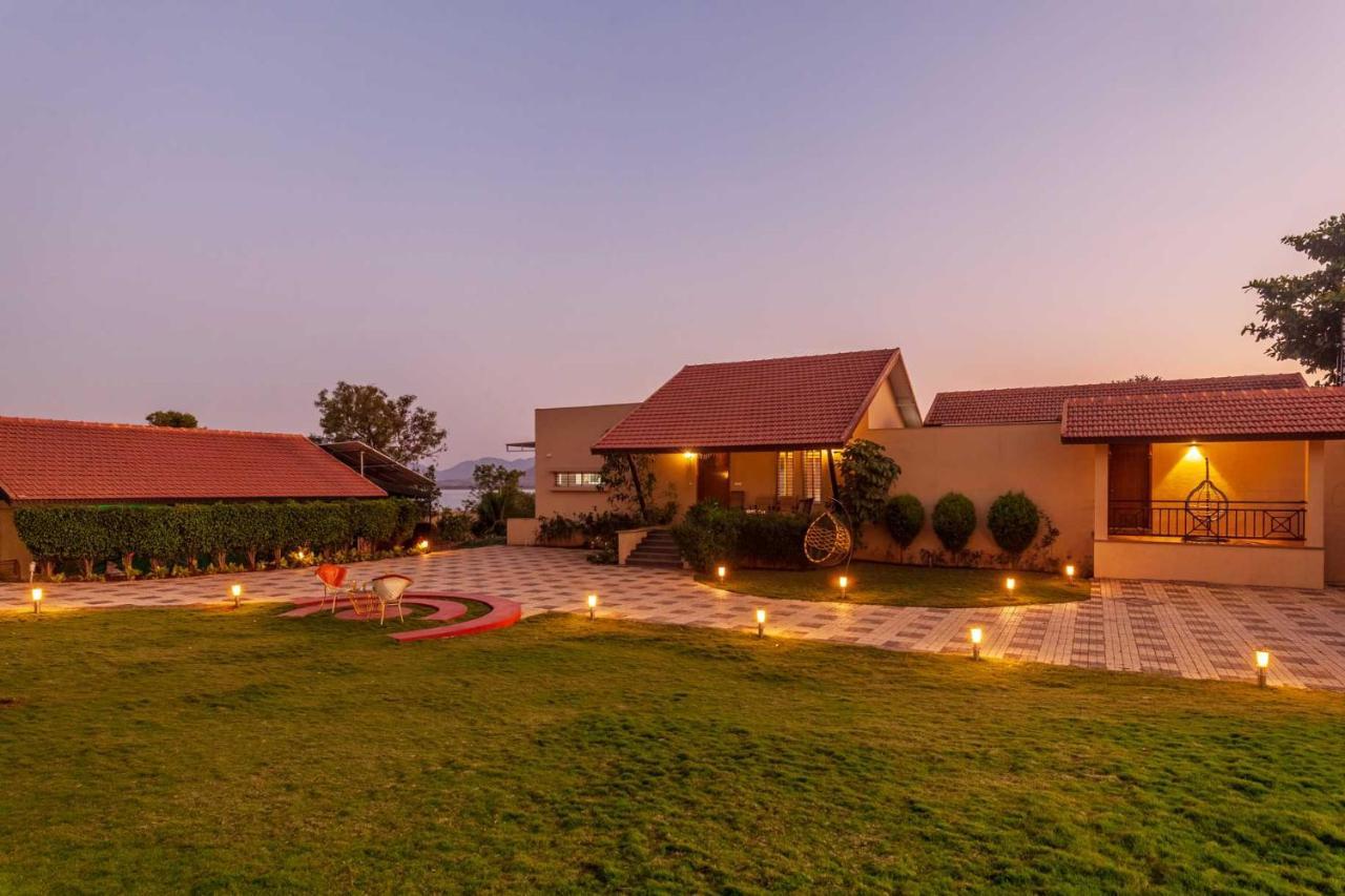 Luna Villa By Stayvista - Lakeside Charm With Terrace, Lush Lawn & Modern Decor Nashik Εξωτερικό φωτογραφία