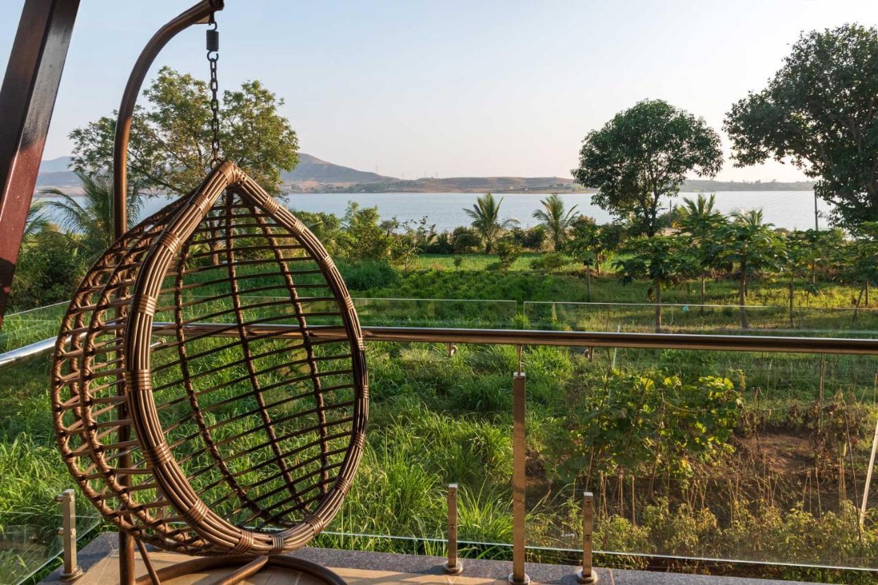 Luna Villa By Stayvista - Lakeside Charm With Terrace, Lush Lawn & Modern Decor Nashik Εξωτερικό φωτογραφία
