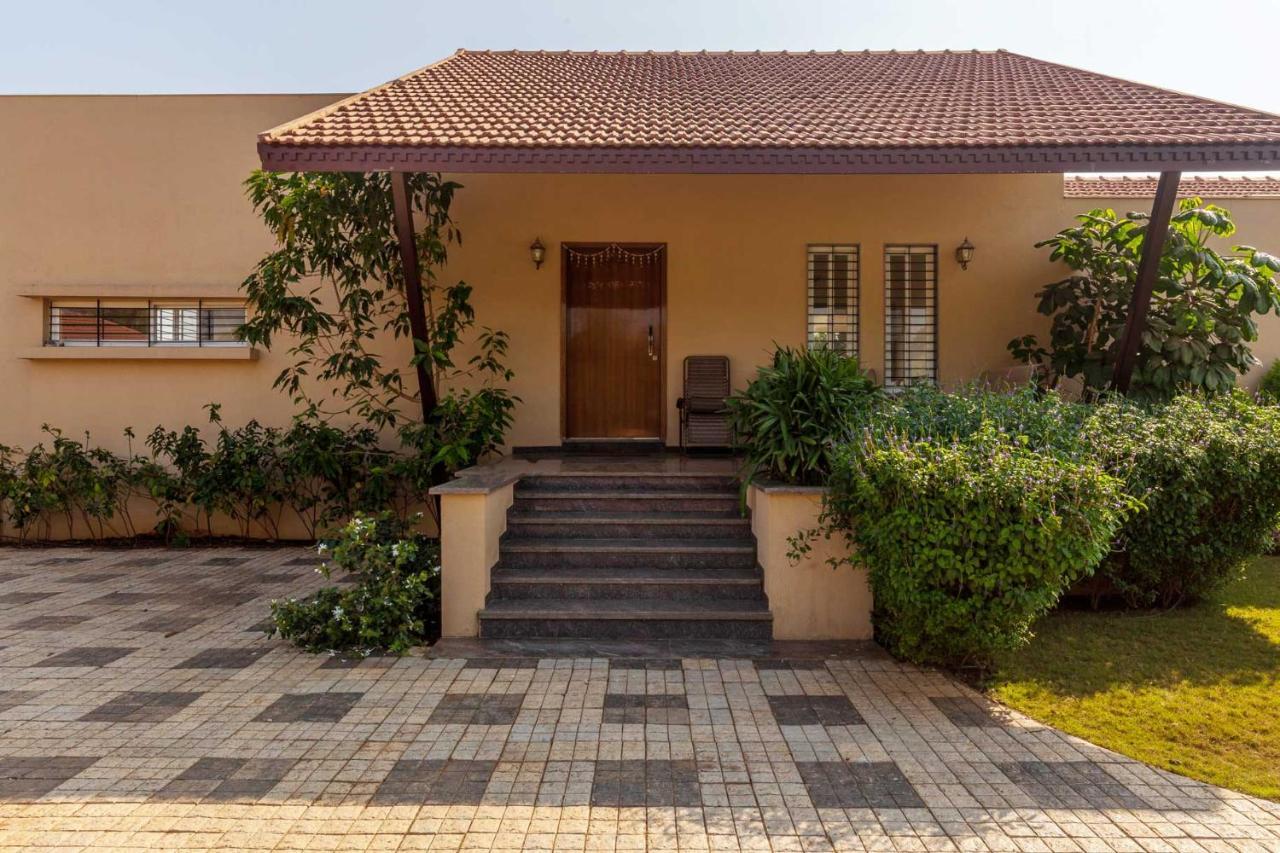 Luna Villa By Stayvista - Lakeside Charm With Terrace, Lush Lawn & Modern Decor Nashik Εξωτερικό φωτογραφία